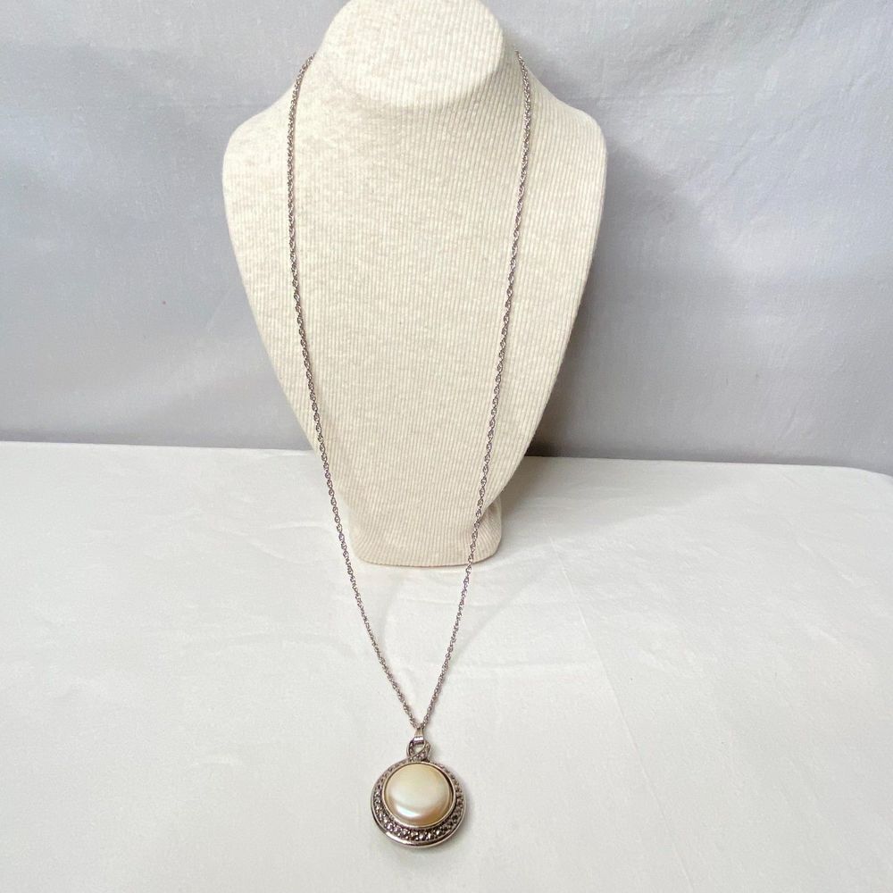 💎Avon Hierloom Riches Silver Tone Chain Necklace Two-Sided Pearlesque Pendant
